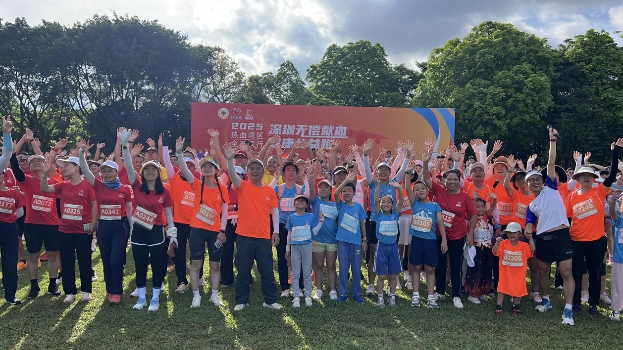天露源矿泉水倾情助力2025青岛无偿献血健康公益跑活动